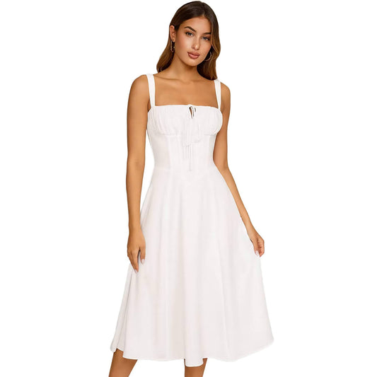 Romantisches weißes Midikleid mit zarter Raffung und femininer Silhouette