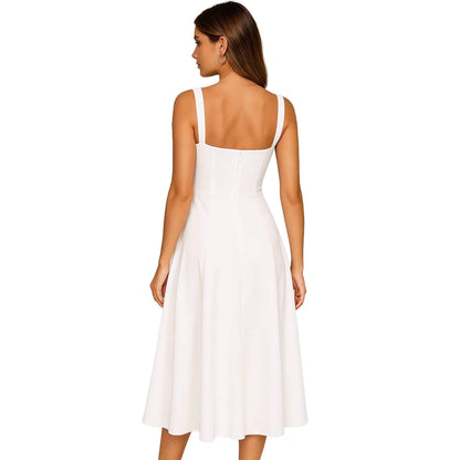 Romantisches weißes Midikleid mit zarter Raffung und femininer Silhouette
